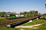 193 832 fährt mit einem Autoleerzug in Plattling über die Isarbrücke.Bild vom 8.9.2016