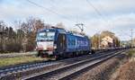 X4E -863 (193 863) von boxXpress passiert mit einen Containerzug am 15.12.16 Vollmerz.