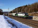 Die 193 242 mit einem Getreidezug am 05.02.2017 unterwegs bei Wernstein.