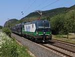 193 230 mit Autotransportzug in Fahrtrichtung Koblenz. Aufgenommen am 17.07.2015 in Leutesdorf.