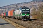 193 233 ist mit einen Containerzug am 15.02.2017 bei Thüngersheim zu sehen.