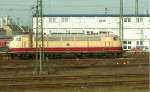 Mrz 2002. Ein wahrer Schnappschuss. Museumslok E 03 im Vorfeld des Bahnhofs Frankfurt (Main) Hbf. Aufgenommen mit einer Nikon Coolpix 995 aus einem fahrenden ICE.