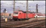 120129 verlässt hier am 25.3.1993 um 14.22 Uhr mit dem IC 615 Drachenfeld aus Münster den Bahnhof Köln Deutz.