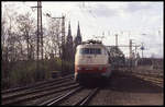 103177 verlässt hier am 25.3.1993 um 15.18 Uhr mit dem IC 620 Kieler Förde nach Kiel die Hohenzollern Brücke in Köln und fährt in Köln Deutz ein.