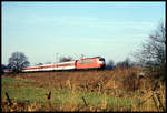 Die rote 103163 kommt hier an der Landesgrenze NRW zu Niedersachsen bei Hasbergen mit dem IC 735 Westfalen am 11.3.1994 um 9.15 Uhr über die Rollbahn in Richtung Hamburg.