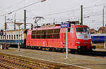03. Oktober 2002, Lokomotive 103 190-5 steht mit E3519 von München in Freilassing zur Ausfahrt nach Salzburg bereit.