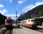 Nach getaner Arbeit (sie hatte den EC81 München - Verona zum Brenner gebracht) sonnt sich 103 245 neben 182 022; 20.04.2008
