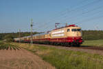 Am 11.06.2022 fuhr ein Sonderzug der Arbeitsgemeinschaft NostalgieZugReisen mit 103 113-7 des DB Museums Koblenz von Fulda nach Warnemünde und zurück. Das Foto zeigt die Rückfahrt südlich von Schwaan in der Nähe der Ortschaft Werle. 