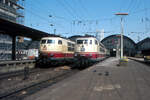 Zweimal Lokomotiven der Baureihe 103 nebeneinander - von 1979 bis 1985 gab es diesen Anblick in großen Bahnhöfen der Deutschen Bundesbahn jede Stunde!
Hier handelt es sich unverkennbar um Frankfurt am Main Hauptbahnhof, dem vielleicht damals wichtigsten Eisenbahnknoten. Mai 1981
