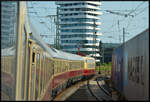 Die Blondine des DB Museum, Elektrolok 103 113-7, ist am 28.05.2023 mit dem F 337 Ludwigsburg - Koblenz-Lützel auf der Fahrt durch den Bahnhof Bietigheim-Bissingen.