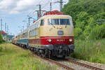 Sonderzug mit der DB Lok 103 245 im Bahnhof Lietzow zwischen Befehlsstellwerk und der Umlaufsperre des Rad u.Wanderweges. - 05.08.2023 

