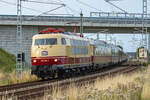 Sonderzug mit der DB Lok 103 245 auf der Rückfahrt von Binz zum Hbf Göttingen nach der Ausfahrt in Bergen auf Rügen. - 05.08.2023
