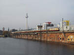 103 245 (DB Museum) mit TEE  Brandenburger Tor  überquert die Berliner Stadtbahn, hier am Bahnhof Jannowitzbrücke. ANlass der Fahrt waren  35 Jahre Mauerfall .
Aufgenommen von der Michaelbrücke. 

Berlin, der 09.11.2024