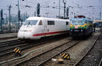 410 001 und  Tourismuszuglok  103 120 am 26.03.1998 nebeneinander am Prellbock an einem  östlichen Bahnsteigende des Hbf. Mannheim.