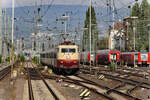 Fast knnte man sagen, man sieht vor lauter Masten die Lok nicht: 103 113 mit BB-IC-Wagen am 20.09.2014 auf Anfahrt in den Hbf. Mainz.
