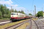 Im (noch alten) Bahnhof Gröbming steht am 26.5.2012 die 103 235 mit dem TEE  Rheingold  und wartet auf die Zugkreuzung mit einem Schnellzug.
Die von AKE-Bahntouristik organisierte Fahrt war mit der Stilechten Garnitur ein Augenschmaus für Alt und Jung.