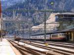 Abgebgelt, weil auf italienischer Seite unter Gleichstrom rollt im Bahnhof Brenner / Brennero die 103 245 mit dem EuroCity EC 81 Mnchen - Verona ein; 20.04.2008  