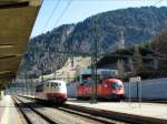 Zwei E-Lok-Schnheitskniginnen nebeneinander, die allerdings ca. 30 Jahre trennen: 182 022 (analog  TAURUS ) und 103 245 auf dem Bahnhof Brennero/Brenner; 20.04.2008

