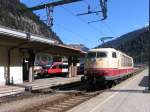 Nach getaner Arbeit (sie hat den EC81 Mnchen - Verona hierher gebracht) sonnt sich 103 245 im Bahnhof Brenner/Brennero; 20.04.2008  