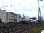 Baureihe 103 222-6 verlsst mit einen Messzug den Bahnhof Frth in Bayern.