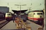 103-130 wartet am 17.9.1975 in Wrzburg Hbf vor dem TEE 91  Blauer Enzian  Richtung Mnchen und Klagenfurt (ber Treuchtlingen - Augsburg). Am Nachbargleis 103-195 vor der Weiterfahrt in Richtung Nrnberg (??)