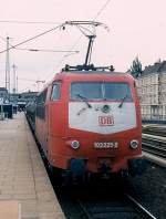 Hamburg-Altona: 103 225-9 steht mit ihrem Autoreisezug abfahrbereit.