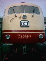 dem Bender entwischt - E103 226-7 als letzte im AW Opladen aufgearbeitete Lok dieser Baureihe ist jetzt bei Lokomotivclub 103eV.(Wuppertal)Dauerleihgabe. Sie ist jetzt daueruntergestellt im ehem. BW Siegen. Anschauen lohnt sich !!
