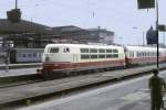 Die 103127 (ltere Version) vor einem gerade einfahrenden TEE aus Mnchen. Wiesbaden Hbf 1973
Neu eingescannt!