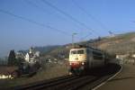 103 215 durchheilt den Bahnhof Istein mit EC 5 in Richtung Basel, 25.01.1989.