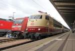 Zwei Generationen Fernverkehrs-Lokomotiven treffen sich in Rostock Hbf! Die um ihren Sonderzug aus Kln umgesetzte 103 184-8 neben 101 008-1.