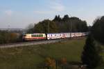 Wenig spter kam 103 245 mit dem „Trkenzug“ aus Istanbul, leider versteckte sich dann die Sonne hinter Schleierwolken. Aufgenommen am 30.10.2011 in Aling.