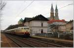 Die 103 235 war am 8. Dezember 2011 bei der Rckfahrt von Wien Franz Josefs Bahnhof nach Hamburg. Die Aufnahme zeigt den Zug bei der Durchfahrt in Klosterneuburg-Kierling. 