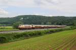 Leider ohne Sonne kam 103 235 mit dem TEE aus Prtschach durchs Altmhltal bei Dollnstein gefahren. 27.05.2012.