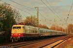 103 235 mit Ersatzzug zum IC 118, IC 2906, am 25.04.13, in der Abendsonne, in Dsseldorf-Oberbilk.