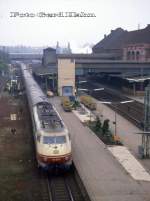 103107 hält am 8.6.1988 um 14.55 Uhr mit einem IC Richtung Hauptbahnhof in Hamburg Harburg.