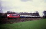 Als  rotes Bonbon  kommt am 25.3.1989 103175 mit dem IC 713 Diplomat nach Stuttgart bei Natrup Hagen vorbei.