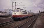 103135 mit Eurocity 11 nach Mailand fährt am 3.3.1989 um 12.03 Uhr durch den Bahnhof Stuttgart - Untertürkheim.