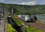 103 222 mit einer Straßenbahn am 10.09.2015 bei Oberwesel. 