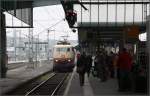 'Rückwärts' zum Hauptbahnhof hinaus -    Eine Lok der Baureihe 103 verlässt den Bahnsteigbereich des Stuttgarter Hauptbahnhofes und fährt (vermutlich) in ihre Warteposition.