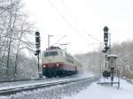 103 184 passiert mit ihrem Sonderzug am 29.12.2005 die Einfahrsignale des Bahnhofes Neuoffingen.