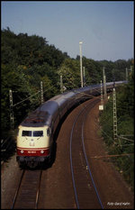 103185 ist hier am Ortsrand von Hasbergen am 20.09.1989 mit IC 630  Theodor Storm  um 15.52 Uhr auf der Rollbahn in Richtung Münster unterwegs.