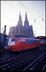 103169 fährt am 30.11.1989 um 15.06 Uhr vor den Türmen des Kölner Dom mit dem   EC 8 RHEINPFEIL in Köln HBF aus.