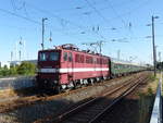 EGP 211 030-2 mit dem  Störtebeker-Express  von Bergen auf Rügen nach Ilmenau, am 08.07.2018 in Erfurt Ost.