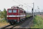 109 030-7 (DR 211 030-2) der Eisenbahngesellschaft Potsdam mbH (EGP) als SDZ 32503  Störtebeker-Express  von Saalfeld(Saale) nach Bergen auf Rügen erreicht den Bahnhof Bitterfeld auf Gleis