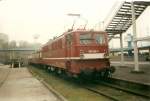 Die Stralsunder 109 049 und der Triebwagen 185 254 und 185 257 sind zusammen als Sonderzug in den Bahnhof Sassnitz Hafen angekommen. 