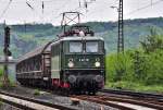 E42 151 zieht einen Autozug Richtung Wrzburg, hier bei Retzbach am 11.05.2010