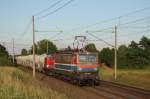 Den Abschluss eines ereignisreichen Tages in Magdeburg bildet 109 028-1 der Eisenbahngesellschaft Potsdam mit einer V100 und einem Zementzug am Haken.