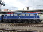 TRI 110 428-0 mit dem DPE 20863 nach Chemnitz Hbf, am 02.12.2017 in Erfurt Hbf.