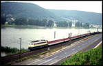 110318 mit Autoreisezug am 20.6.1993 um 7.33 Uhr bei Rheinbrohl in Richtung Neuwied.