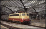 110486 hält am 30.9.1993 um 12.25 Uhr mit einer Garnitur Silberlinge im HBF Köln in Fahrtrichtung Köln Deutz.